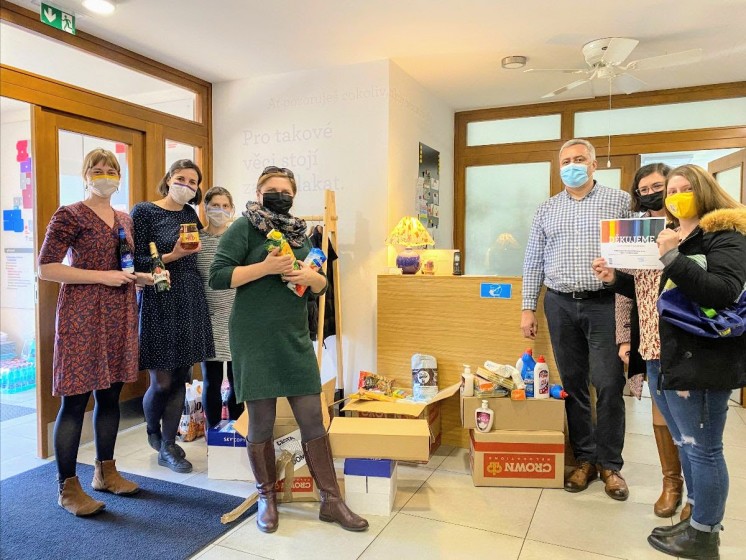 Zaměstnanci společnosti Crown Worldwide Movers s.r.o. předávají dar Cestě domů