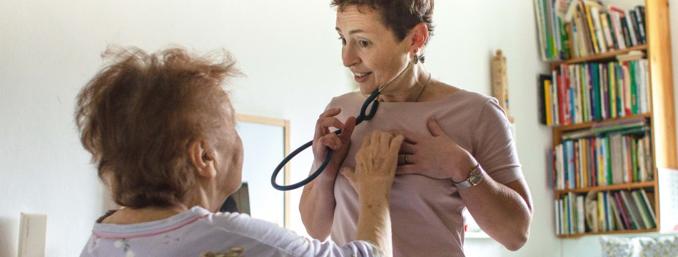 MUDr. Irena Závadová u pacientky | foto Daniela Neumanová | 2019