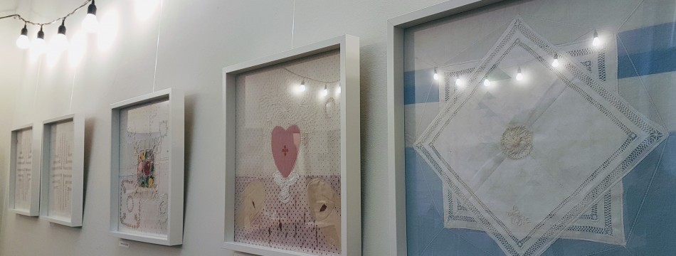 Alena Brožová: Šité obrazy. Výstava v kavárně Cesta domů