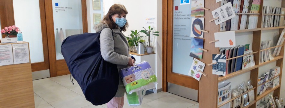 Sestra domácího hospice Cesta domů na cestě k pacientovi