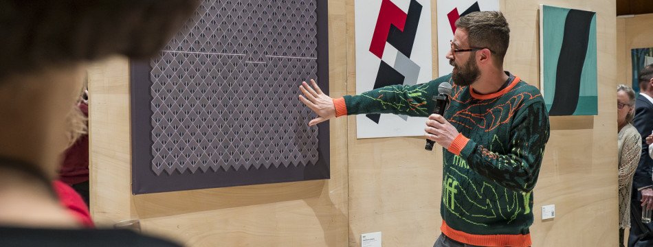 Malíř Jakub Sýkora představuje svůj obraz Dogma 3 ve 14. dobročinné aukci Cesty domů