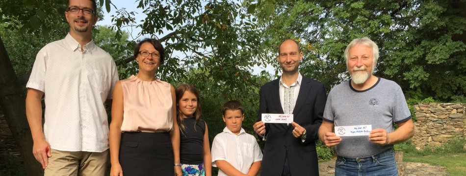 Předávání daru od organizace Dobrobazar, z.s., zástupcům organizací Cesta domů a Hospic knížete Václava