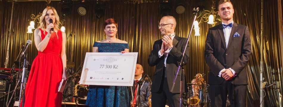 Předání šeku proběhlo na 130. reprezentačním plese mediků za účasti děkana 1. LF UK prof. Aleksiho Šeda a zástupce studentů 1. LF UK, předsedy Spolku mediků českých Michala Mihaloviče. Za Cestu domů šek převzala Mgr. Martina Tesařová