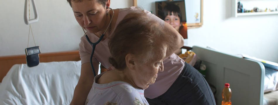 Lékařka u pacientky Domácího hospice Cesta domů