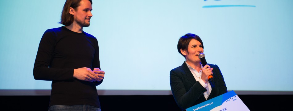 Helena Štohanzlová (Cesta domů) přebírá šek od společnosti LMC