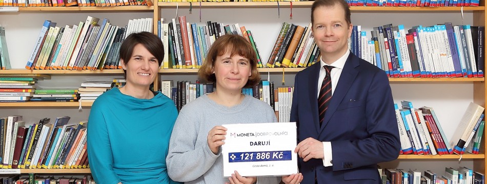 Na fotografii zleva: Helena Štohanzlová, vedoucí fundraisingu a péče o dárce, Cesta domů, Kateřina Menčíková, lékařka, Cesta domů, Thomas Dodd, ředitel oddělení compliance, MONETA Money Bank