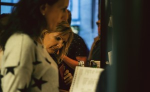 Vernisáž výstavy děl v online aukci 2018 v kavárně Cesta domů