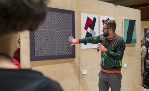 Malíř Jakub Sýkora představuje svůj obraz Dogma 3 ve 14. dobročinné aukci Cesty domů