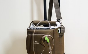 přenosný koncentrátor kyslíku Philips SimplyGo pro mobilní pacienty | váha přístroje: 4,5 kg | nastavitelný režim: pulsní a kontinuální | průtok kyslíku: 0,5 až 2 l/min. 