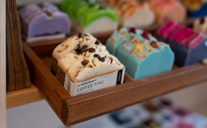 Dárky pod stromeček v dobročinných obchodech Cesty domů