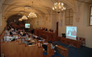 Paliativní péče v České republice_Cesta domů prezentuje odbornou zprávu v Senátu v roce 2005