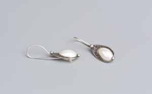 3 ~ náušnice ~ stříbro, kultivované perly ~ 20. stol. ~ vyvolávací cena 500 Kč 