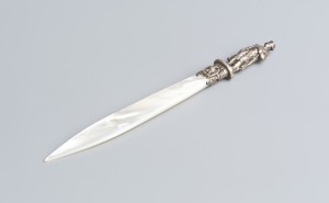 6 ~ nůž na dopisy ~ obecný kov, perleť ~ motiv Napoleona ~ vyvolávací cena 300 Kč