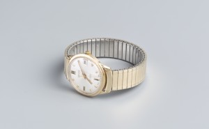 4 ~ pánské náramkové hodinky ~ zlaté pouzdro, zn. Gruen ~ rytá datace 1974 ~ s věnováním ~ vyvolávací cena 6 000 Kč 