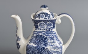 1 ~ konvice na kávu ~ keramika ~ modrý dekor ~ Skotsko ~ 20. stol. ~ vyvolávací cena 600 Kč 